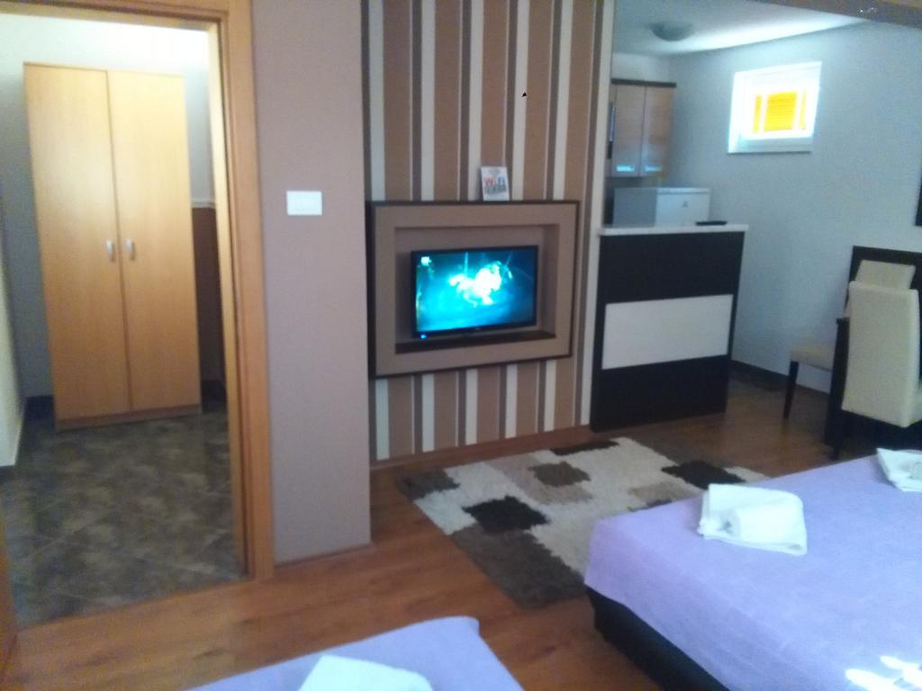 Apartments Leo トレビニエ エクステリア 写真